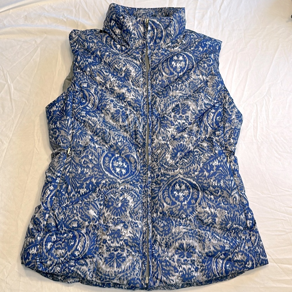 Patagonia women’s small vest blue gray paisley gown, zip front puffer vest
